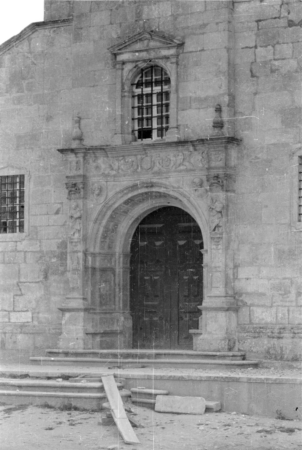 Atalaia : concelho de Vila Nova da Barquinha : porta principal da igreja matriz