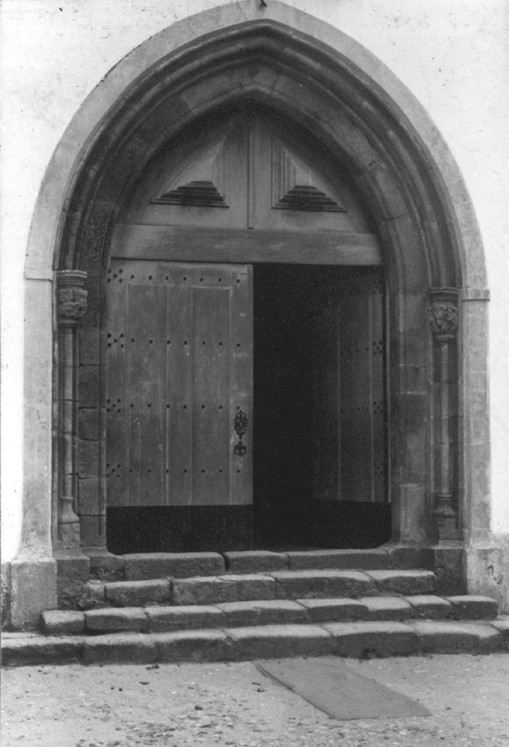 Sardoal : porta principal da igreja matriz