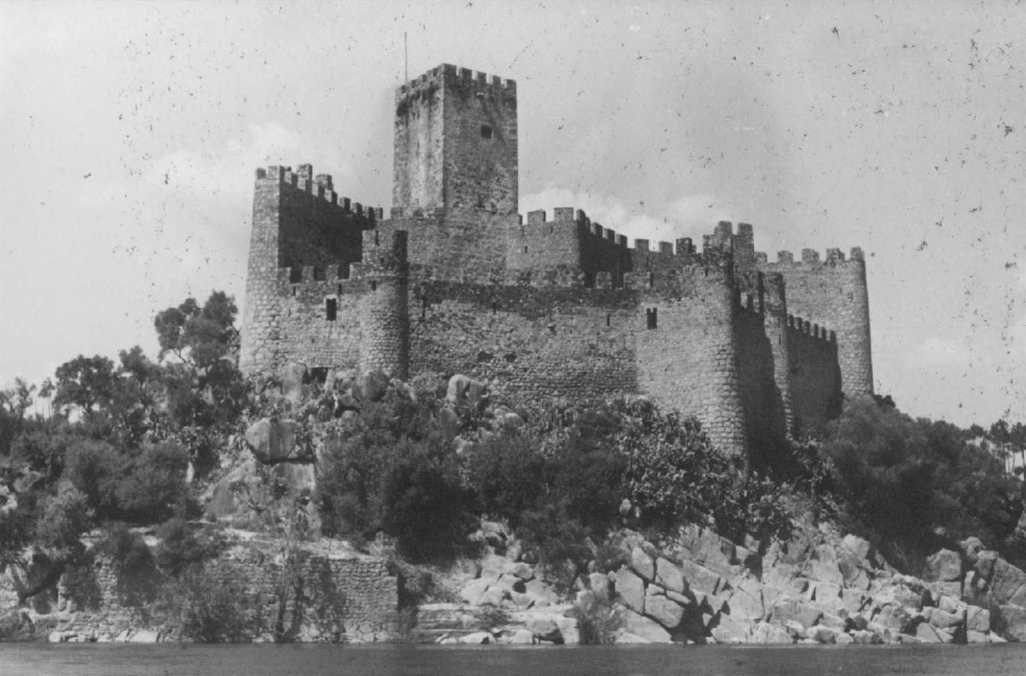 Almourol : concelho de Vila Nova da Barquinha : vista geral do castelo, lado sul