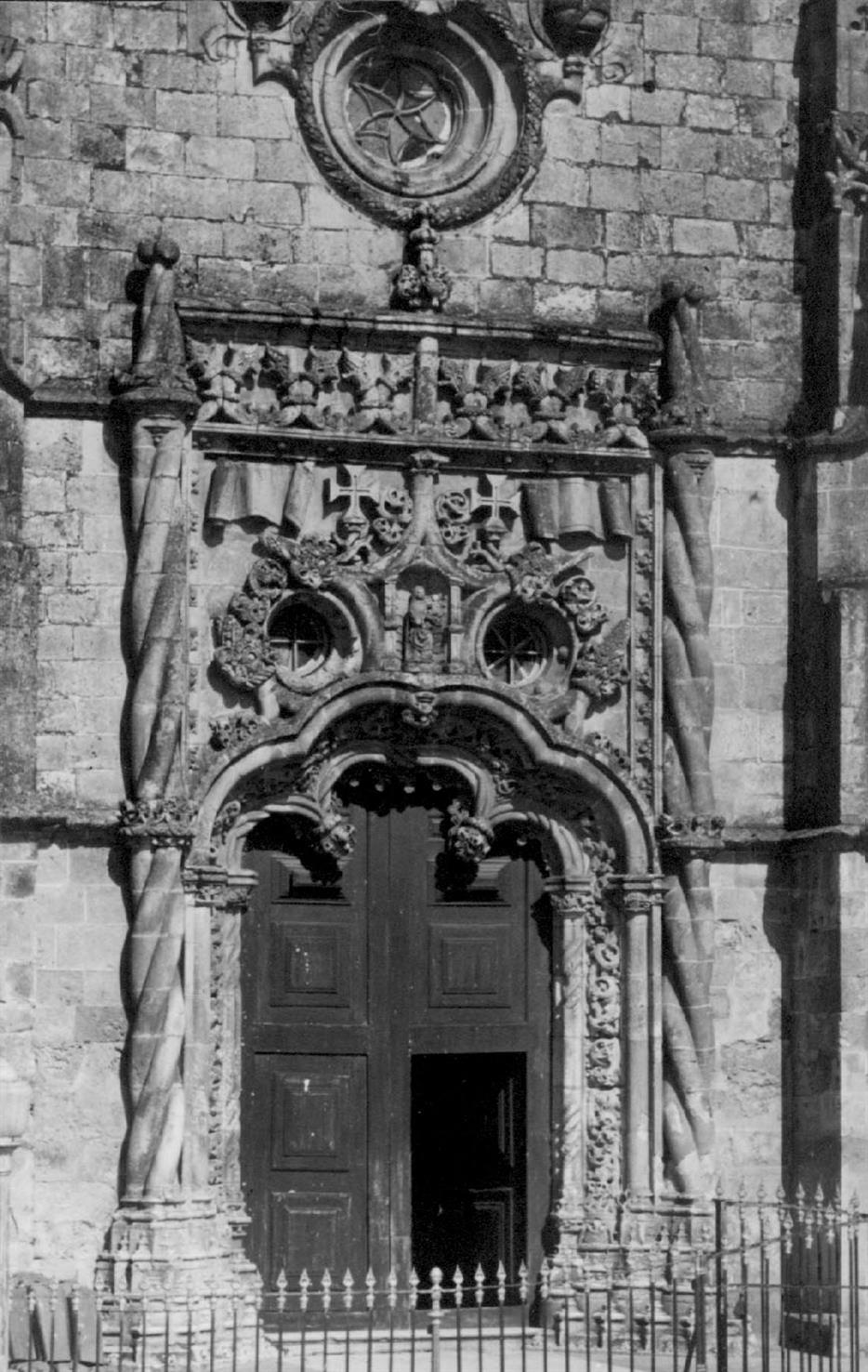 Golegã : porta principal da igreja matriz
