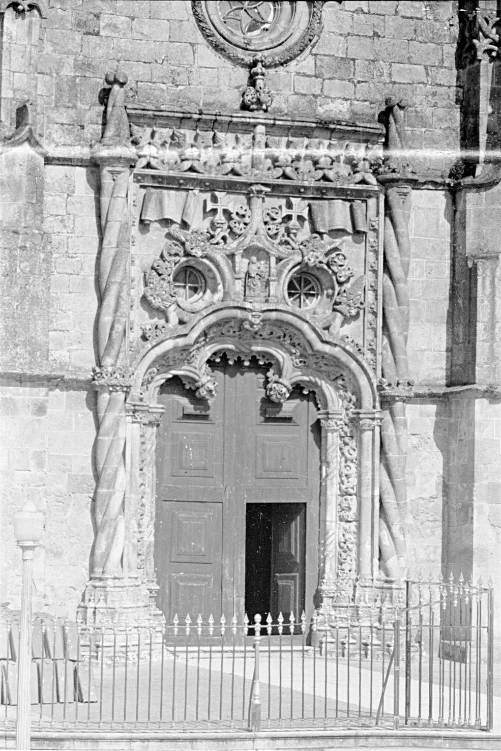Golegã : porta principal da igreja matriz