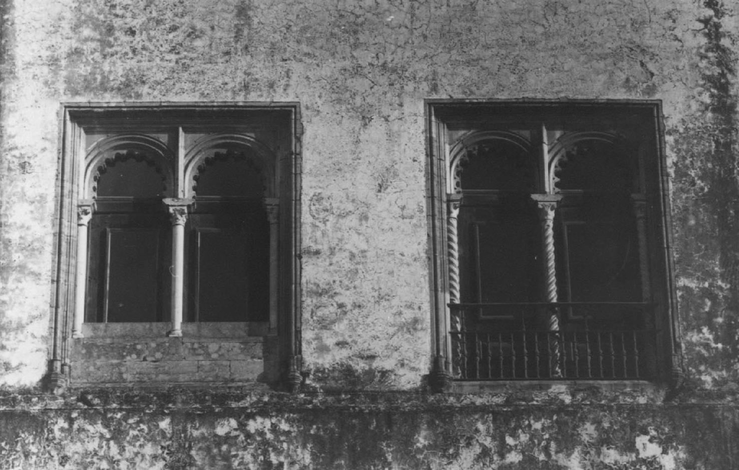 Sintra : janelas da fachada principal do Paço Real
