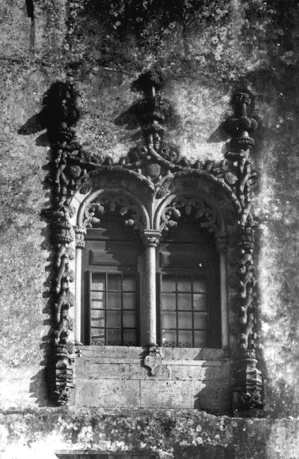 Sintra : janela da fachada principal do Paço Real