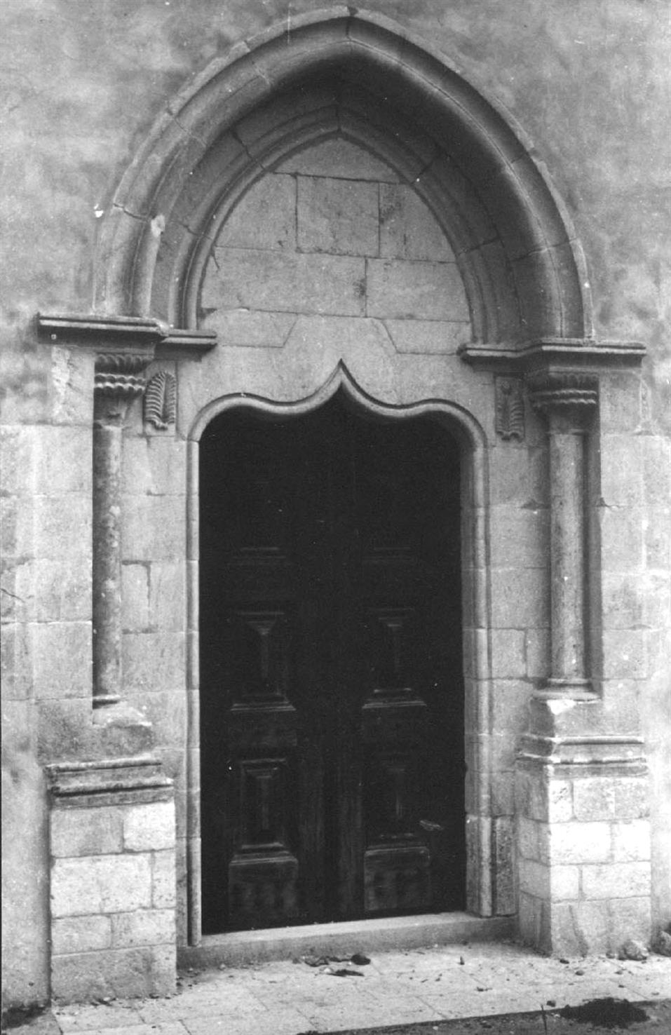 Sintra : porta lateral da igreja matriz