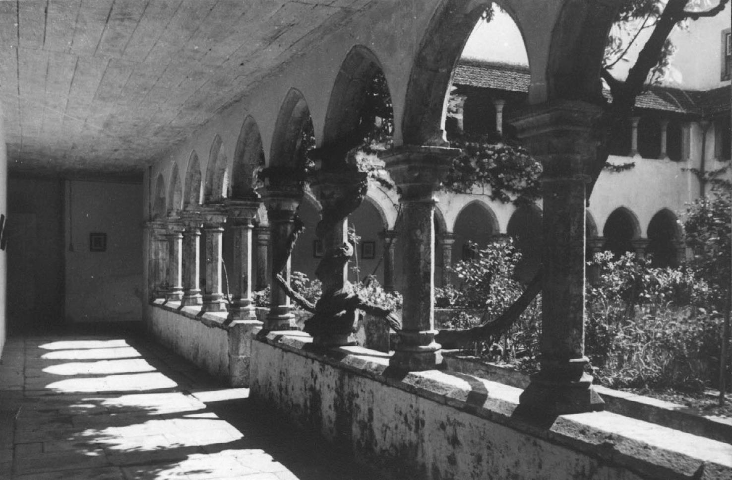 Torres Vedras : claustro do Convento do Varatojo