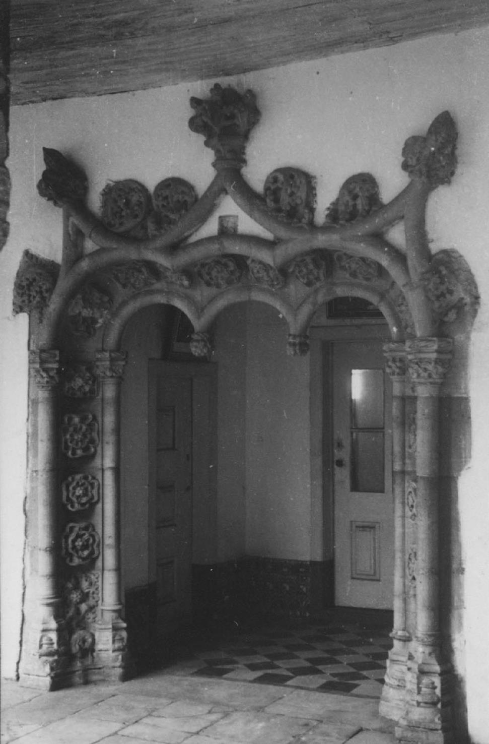 Torres Vedras : porta do claustro do Convento do Varatojo