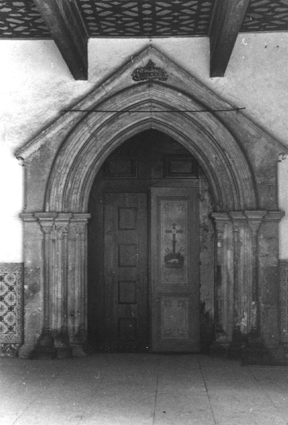 Torres Vedras : porta de entrada do Convento do Varatojo