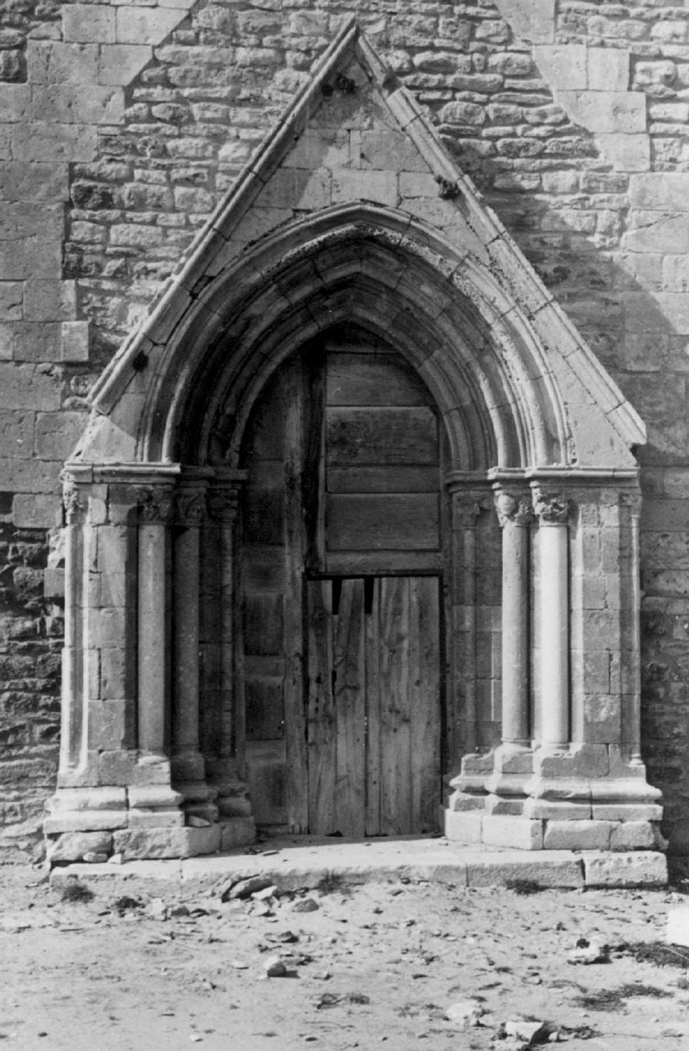 Lourinhã : porta lateral sul da igreja matriz