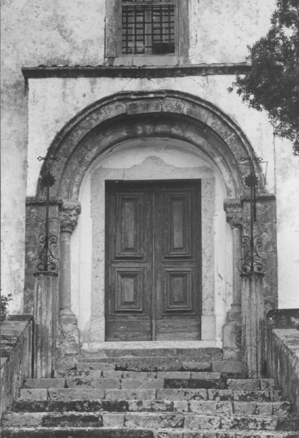 Torres Vedras : porta principal da Igreja de Santa Maria do Castelo