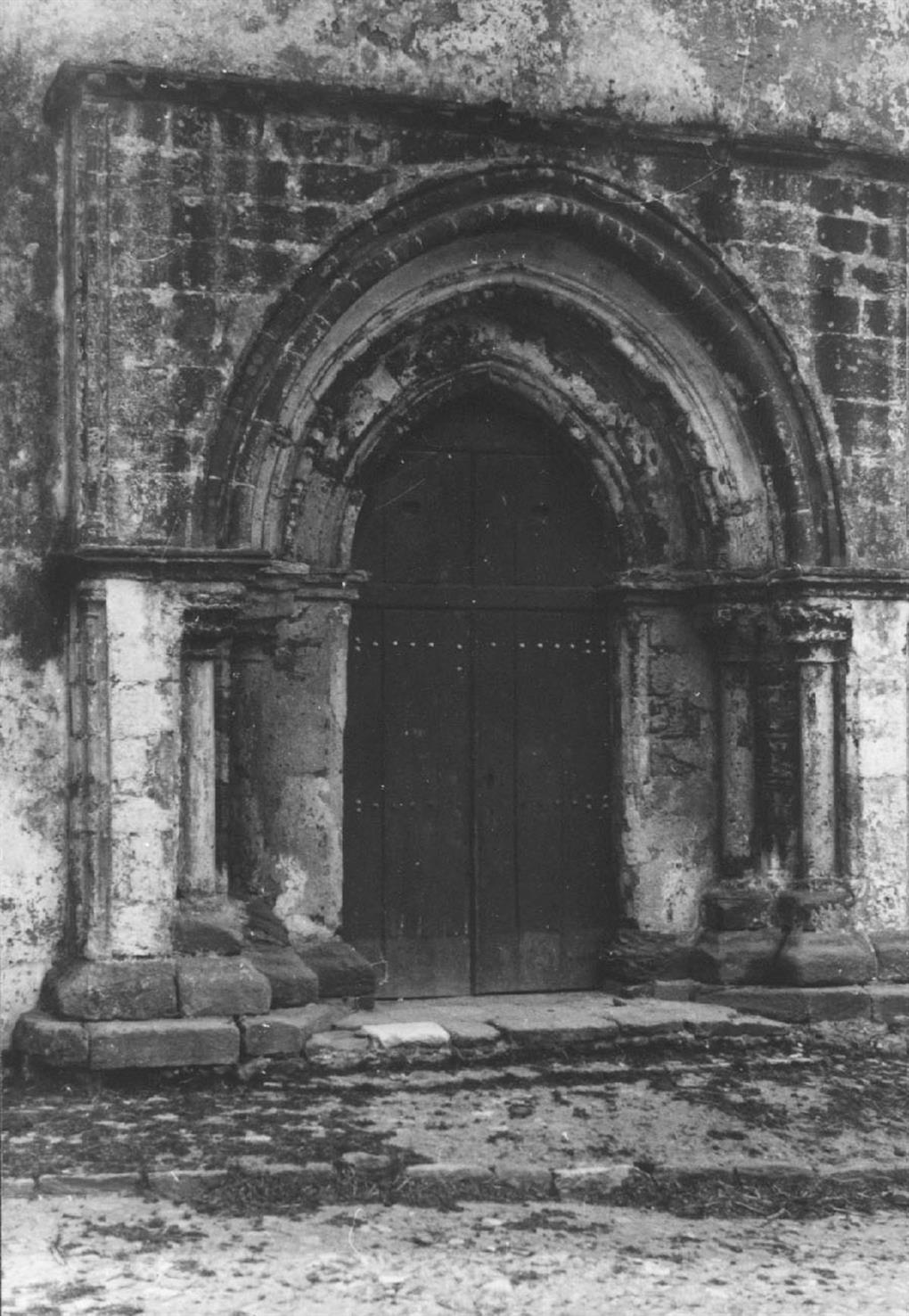 Atouguia da Baleia : concelho de Peniche : porta lateral da igreja matriz