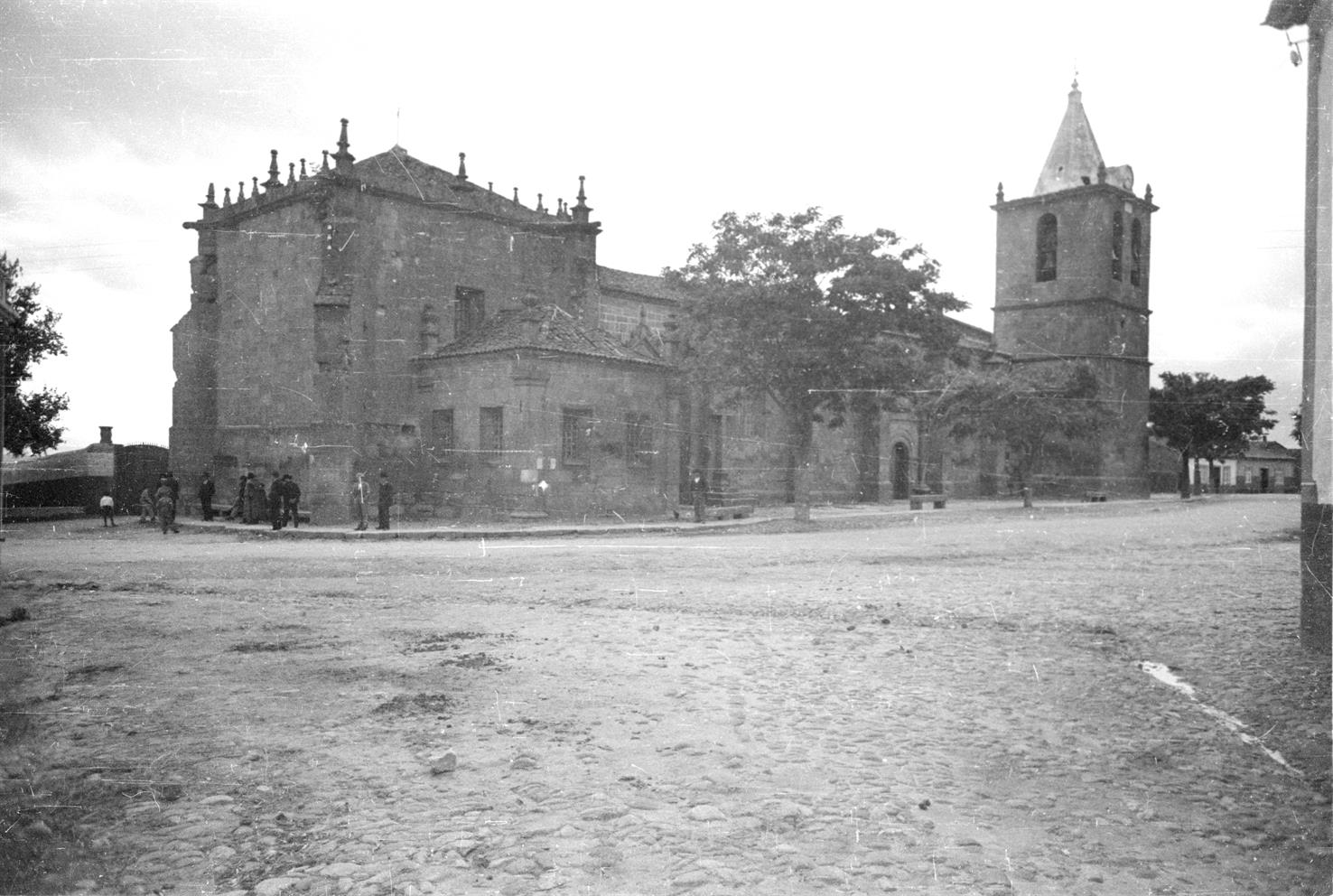 [Escalhão : concelho de Figueira de Castelo Rodrigo : capela-mor e fachada setentrional da igreja matriz], 