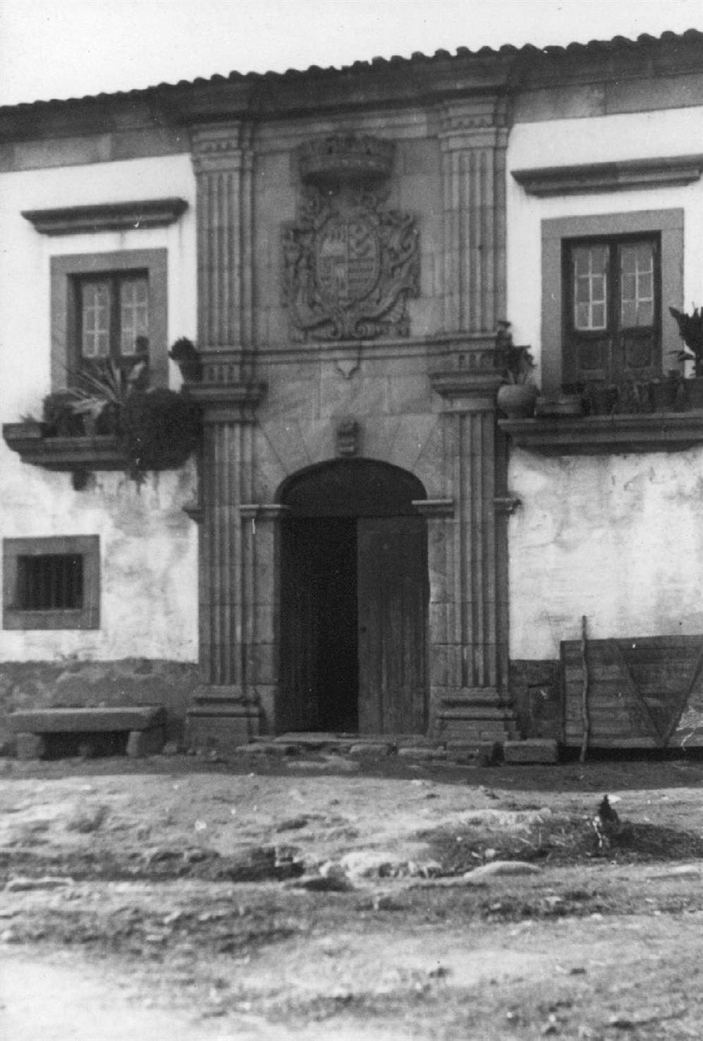 Vilar Torpim : concelho de Figueira de Castelo Rodrigo : pormenor da fachada duma casa