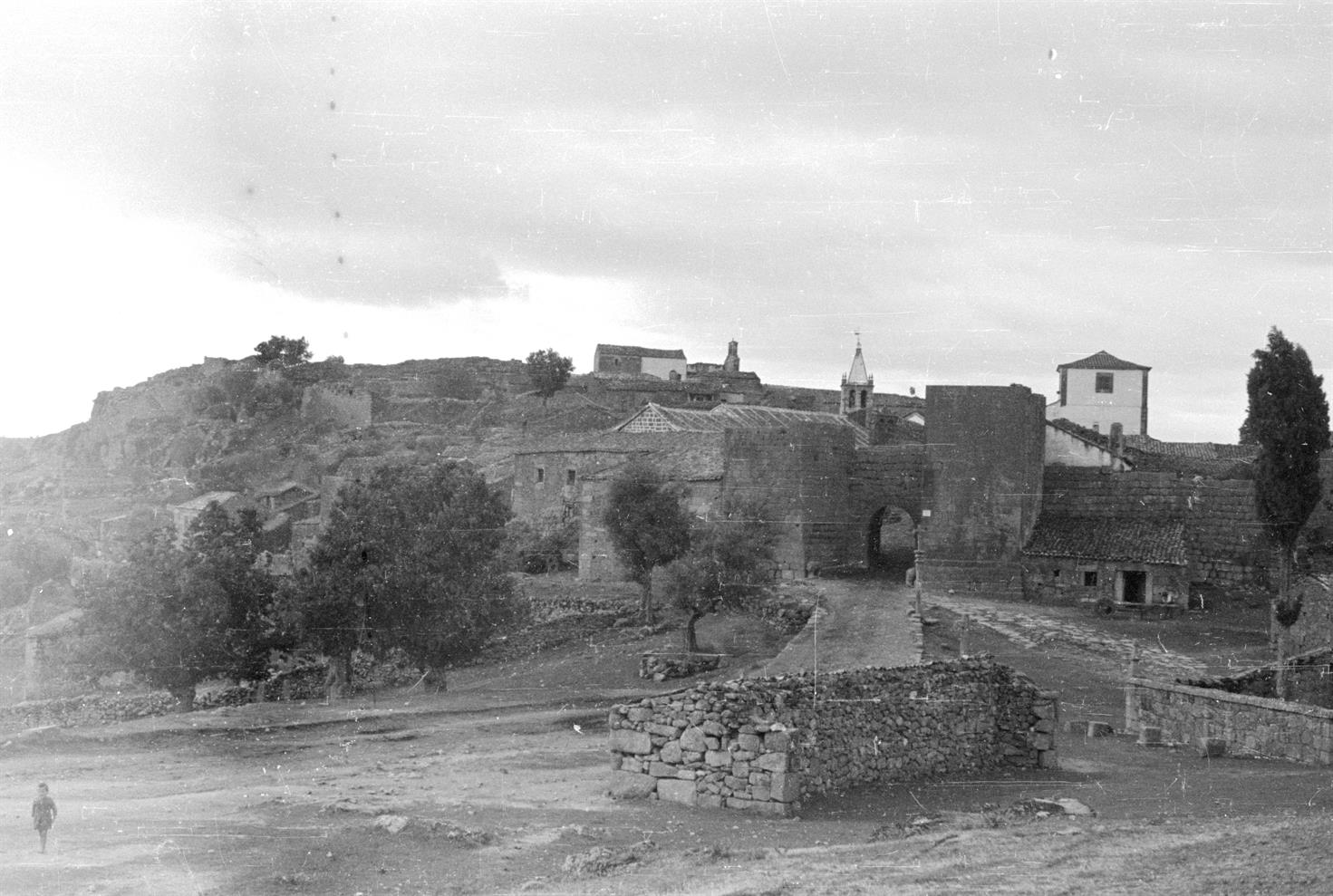 [Castelo Mendo : concelho de Almeida : entrada da vila]