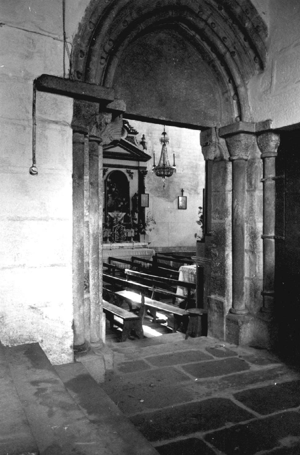 Fonte Arcada : concelho de Póvoa de Lanhoso : porta lateral norte da Igreja Matriz