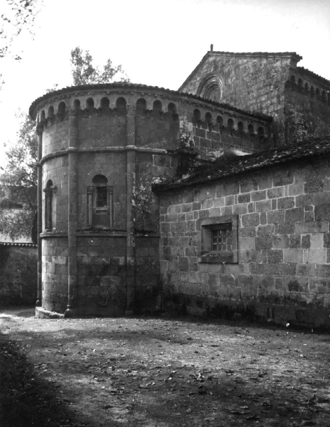 Fonte Arcada : concelho de Póvoa de Lanhoso : abside da igreja matriz