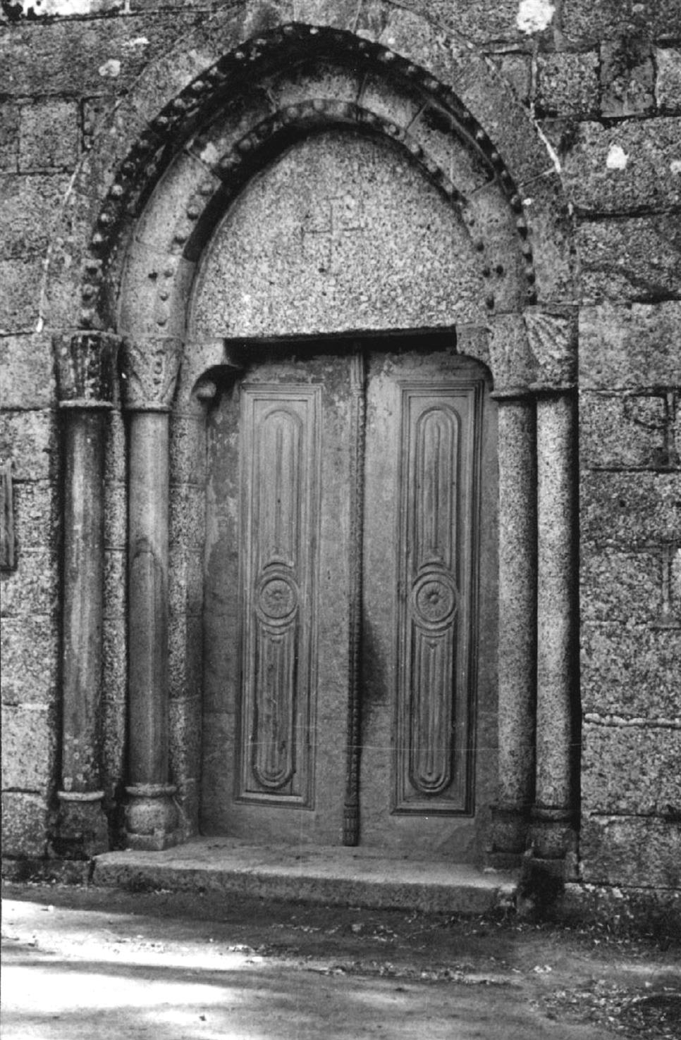 Ribas : concelho de Celorico de Basto : porta principal da igreja matriz