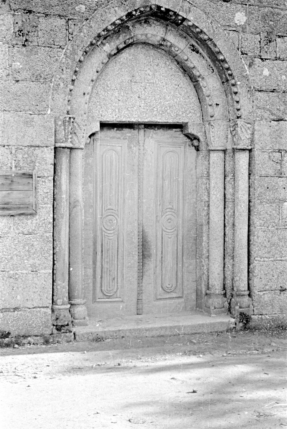 Ribas : concelho de Celorico de Basto : porta principal da igreja matriz