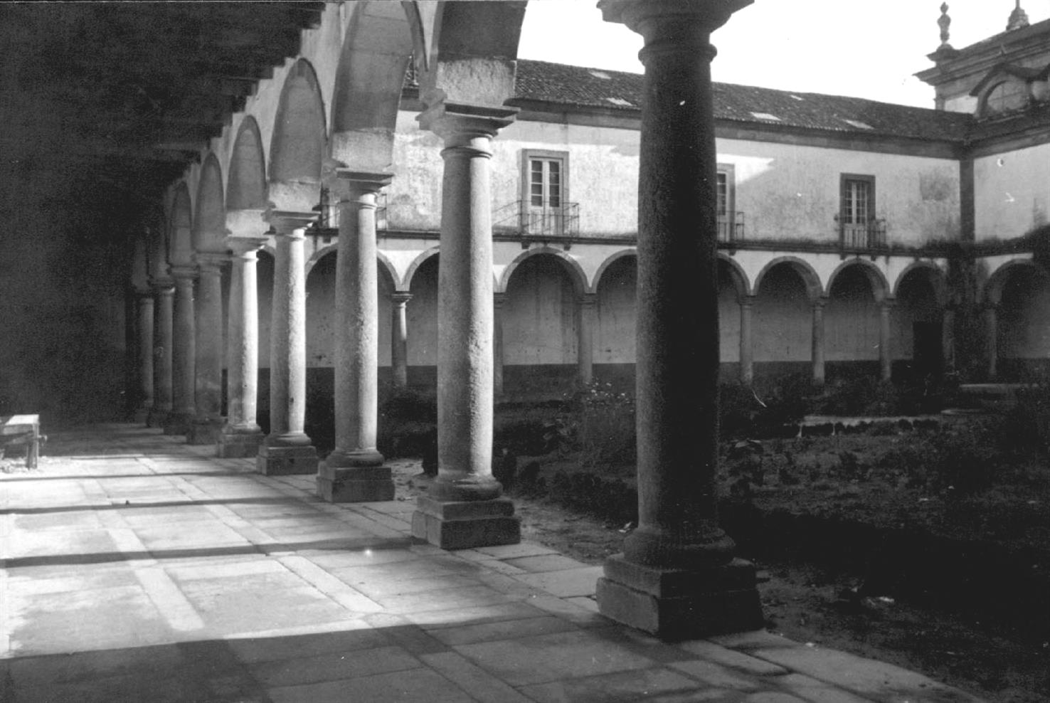 Cabeceiras de Basto : claustro do Mosteiro de Refojos