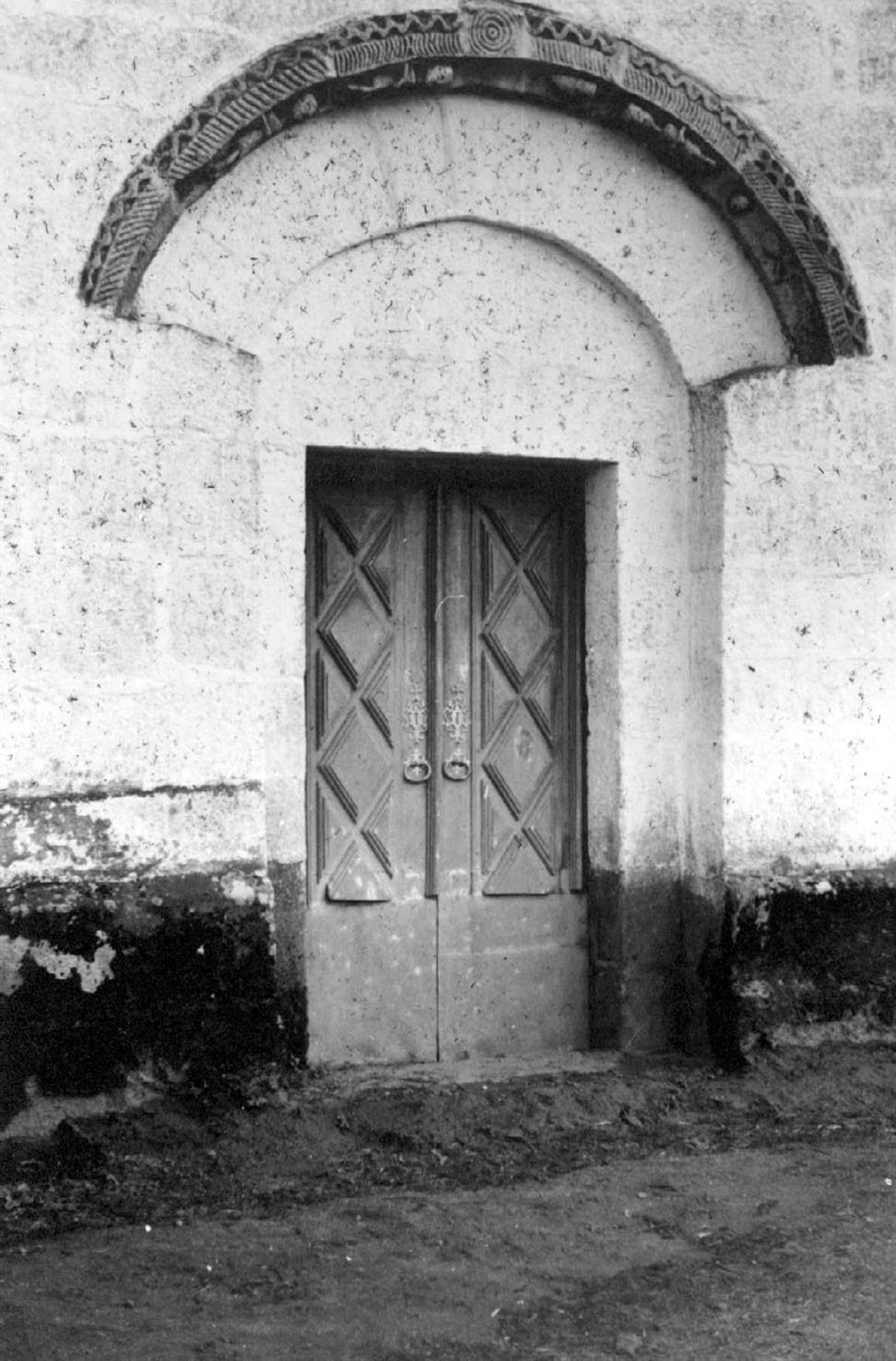Atei : concelho de Mondim de Basto : porta lateral norte da igreja matriz