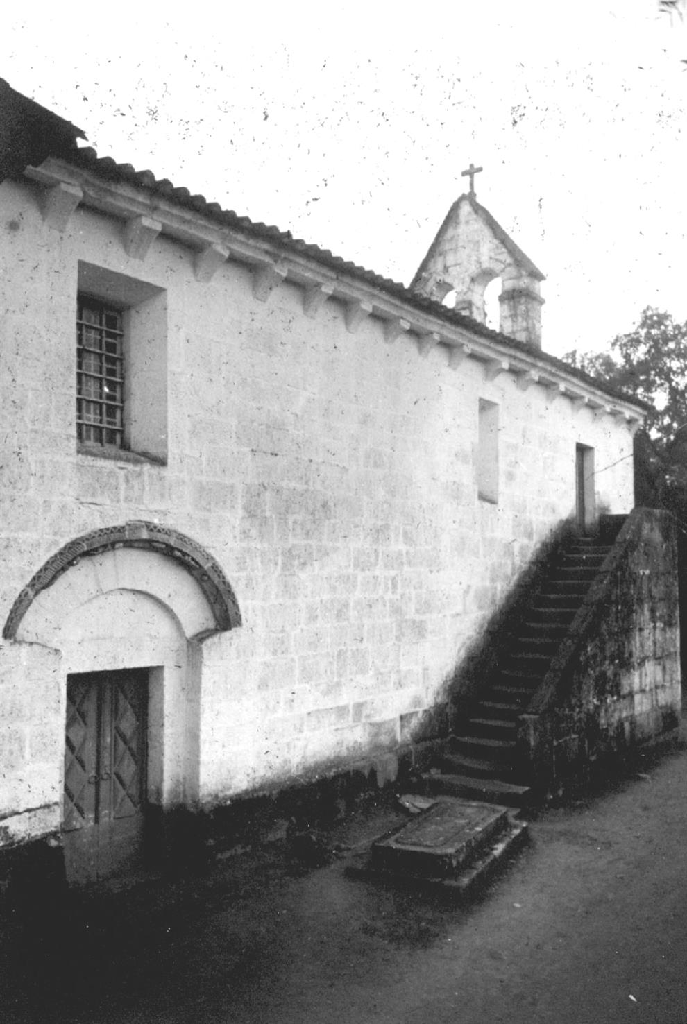 Atei : concelho de Mondim de Basto : fachada lateral norte da igreja matriz