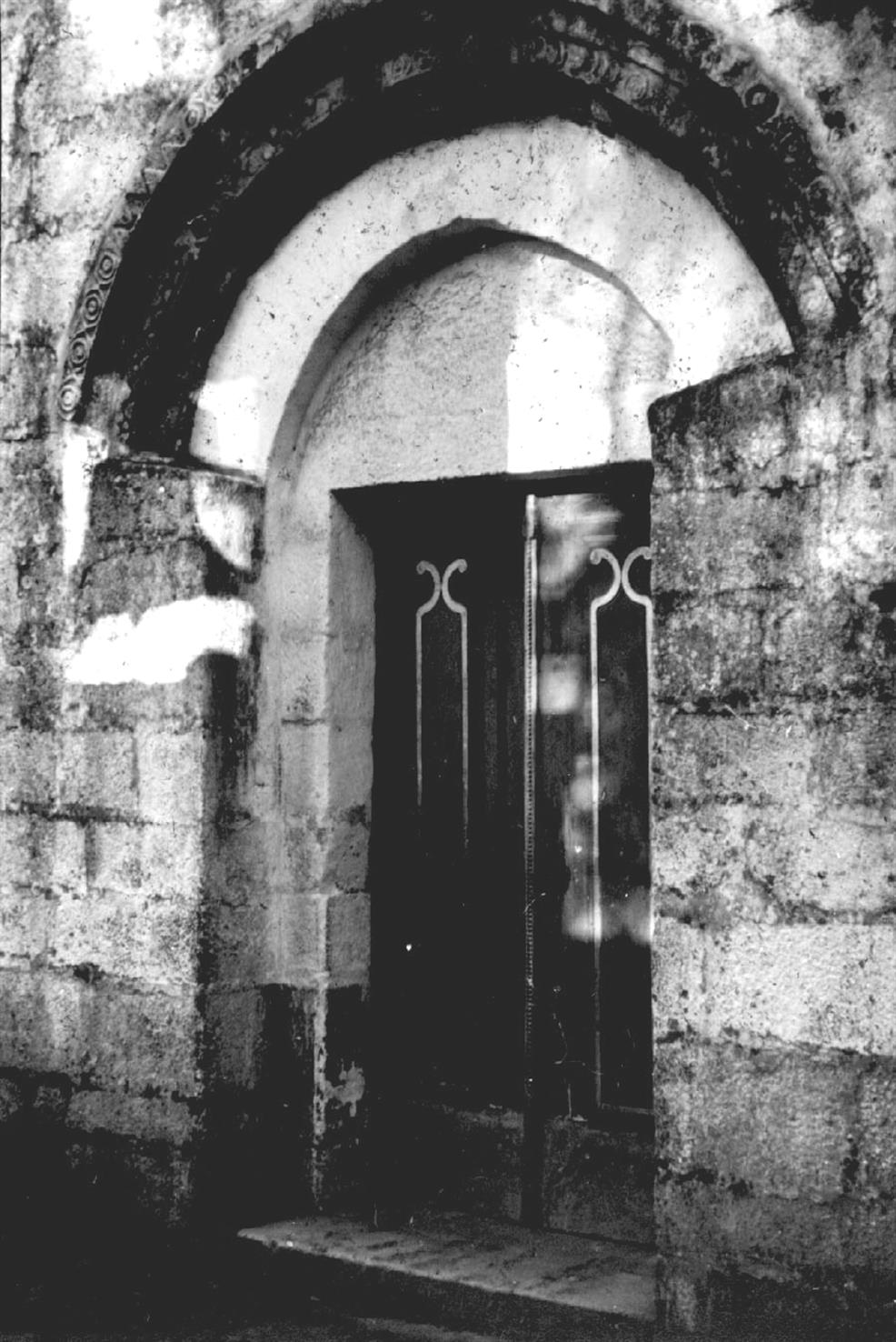 Atei : concelho de Mondim de Basto : porta principal da igreja matriz