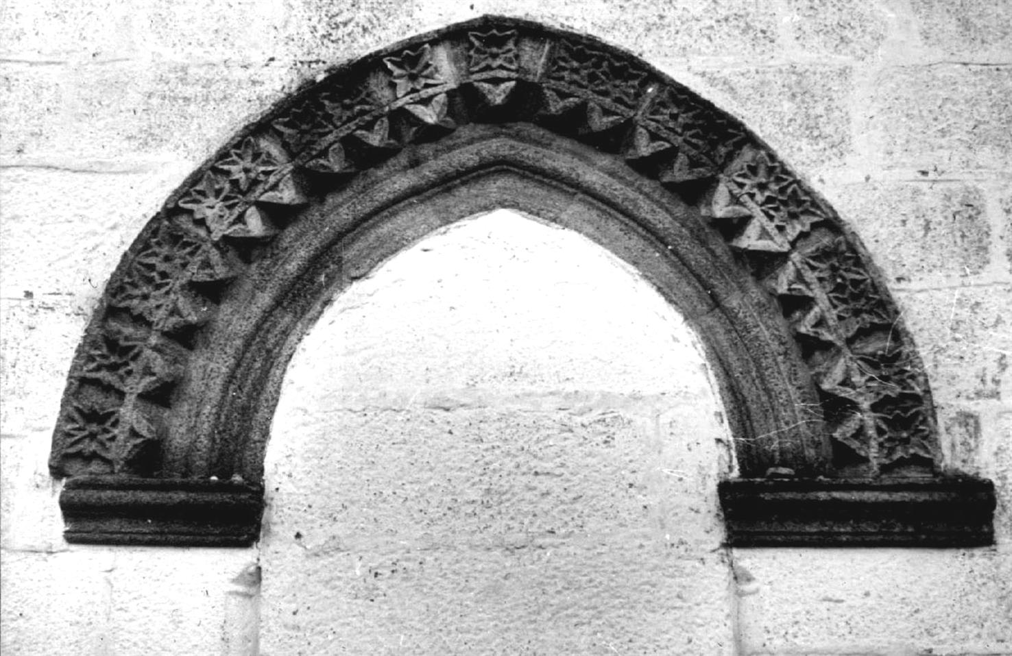 Mondim de Basto : restos duma antiga porta, na igreja matriz