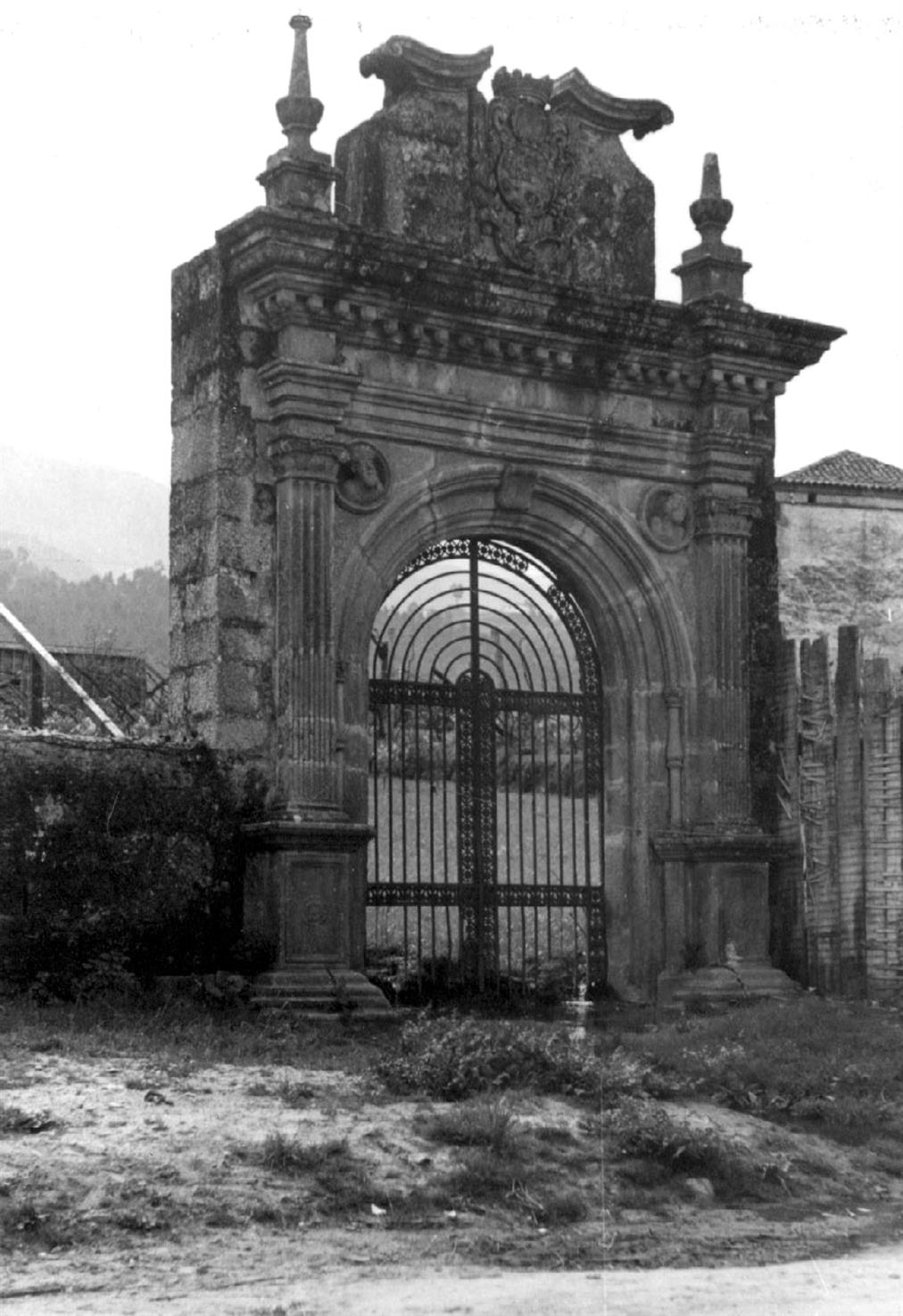 Arouca : um portão [do convento]