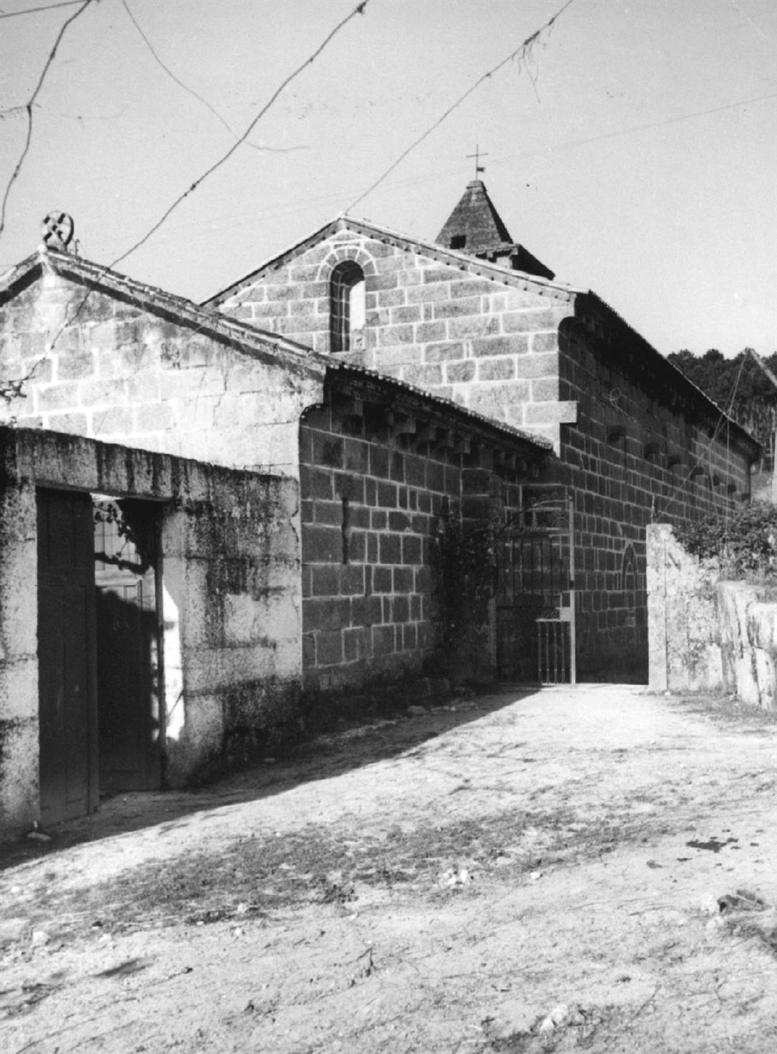 Vila Boa de Quires : concelho do Marco de Canaveses : vista posterior da igreja matriz