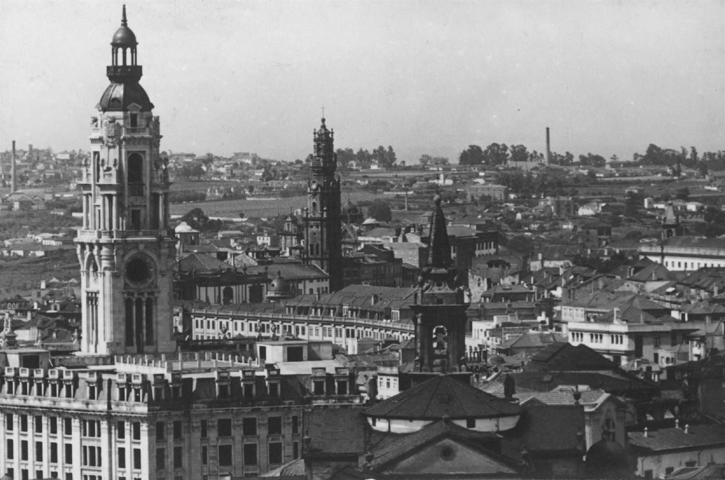 Porto : as Torres da Câmara e das Igrejas dos Clérigos e da Trindade