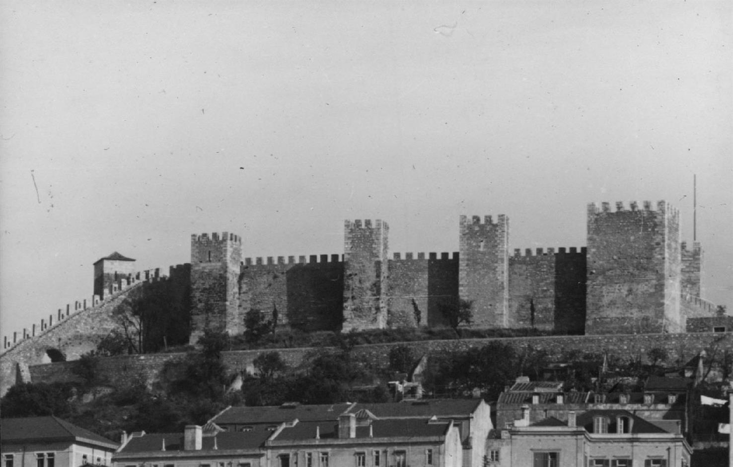 Lisboa : Castelo de São Jorge visto duma casa do Rossio