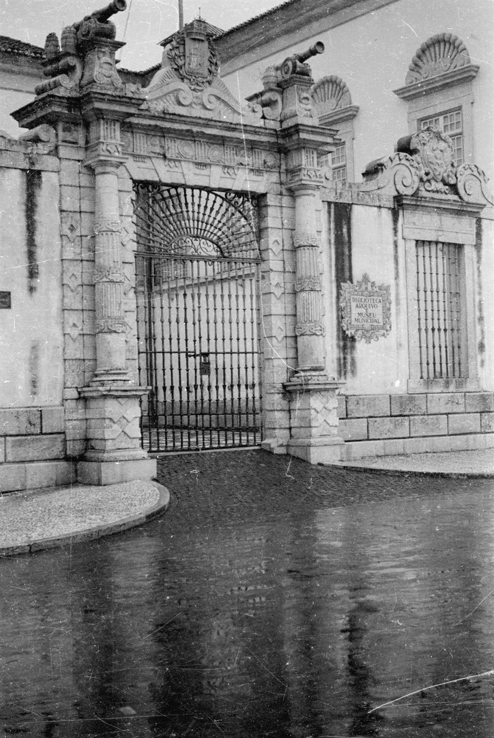 [Lisboa : portão brasonado do Palácio das Galveias]