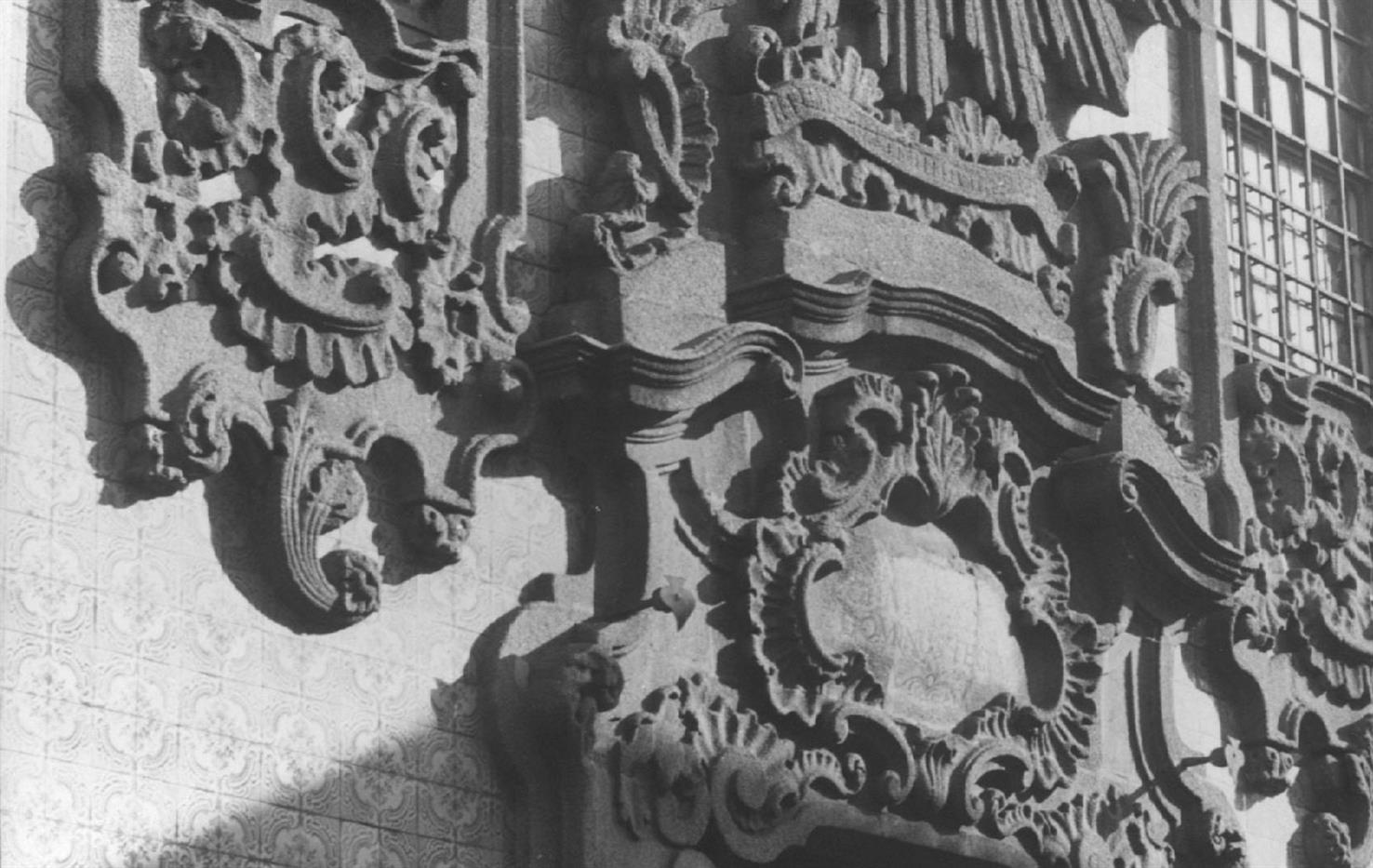 Porto : pormenor da fachada da Igreja da Ordem do Terço