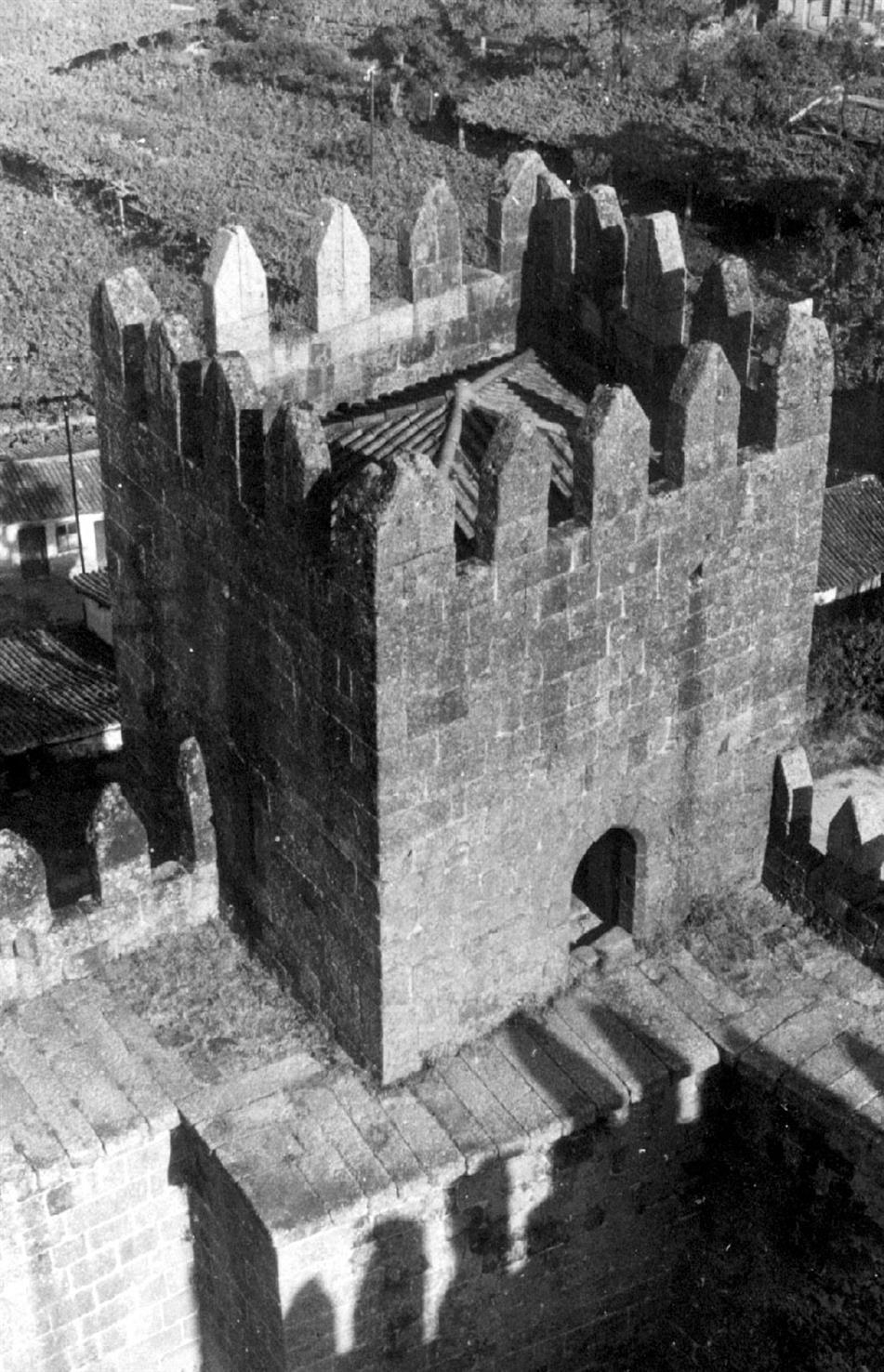 Guimarães : pormenor do castelo