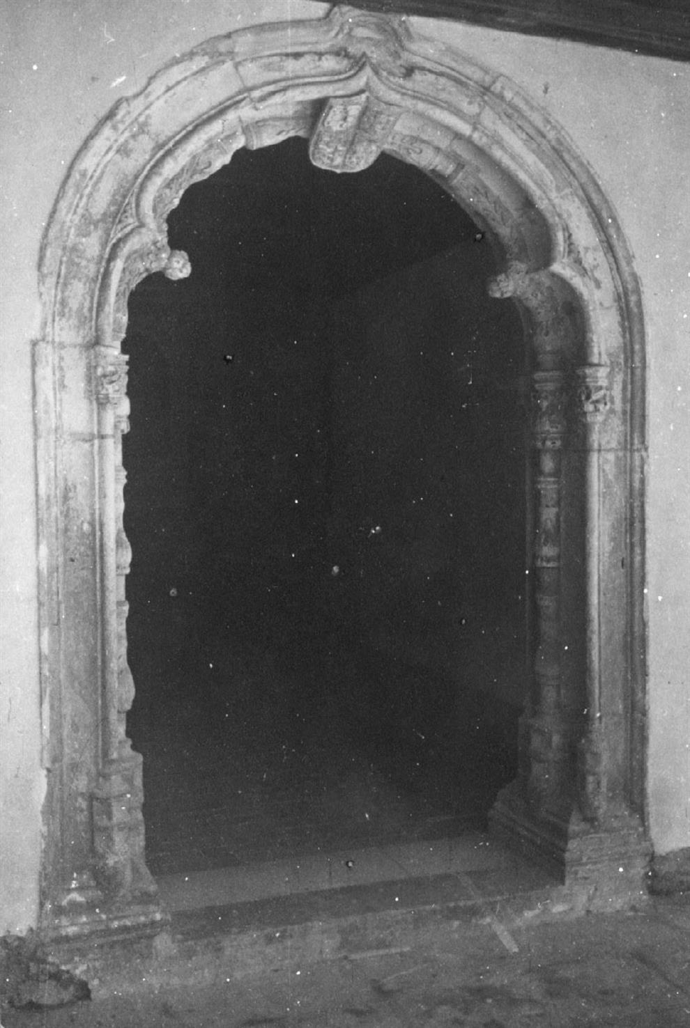 Aveiro : porta do claustro do Convento de Jesus