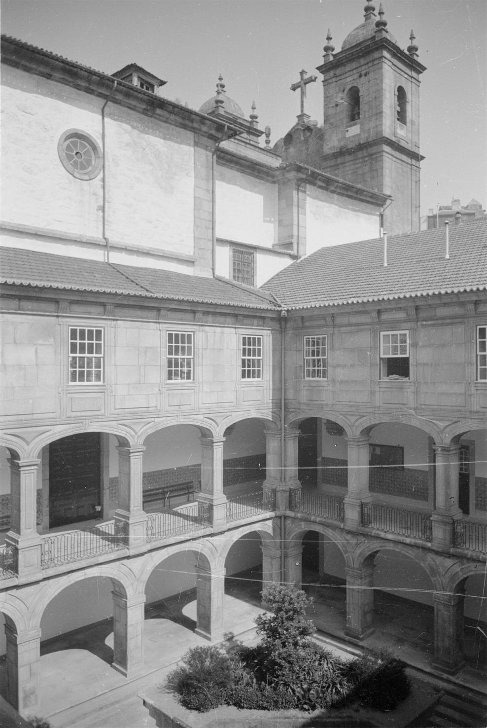 Porto : Tribunal de S. João Novo : Mosteiro de S. João Novo : aspeto do claustro