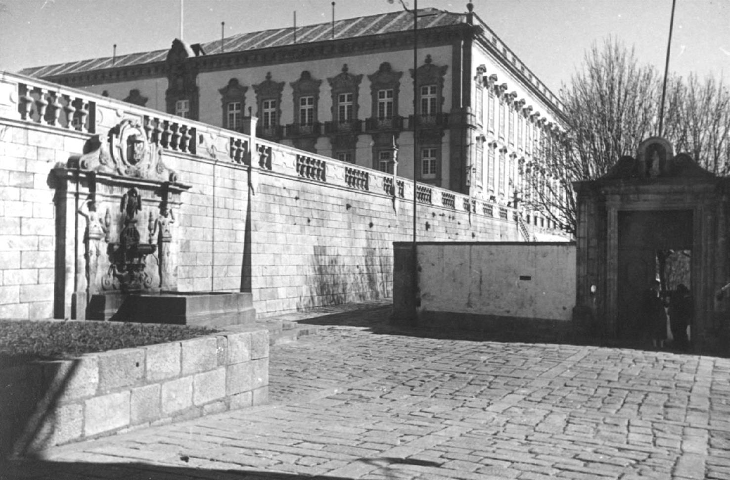 Porto : Fonte de S. Sebastião, Paços do Concelho e portão do Seminário