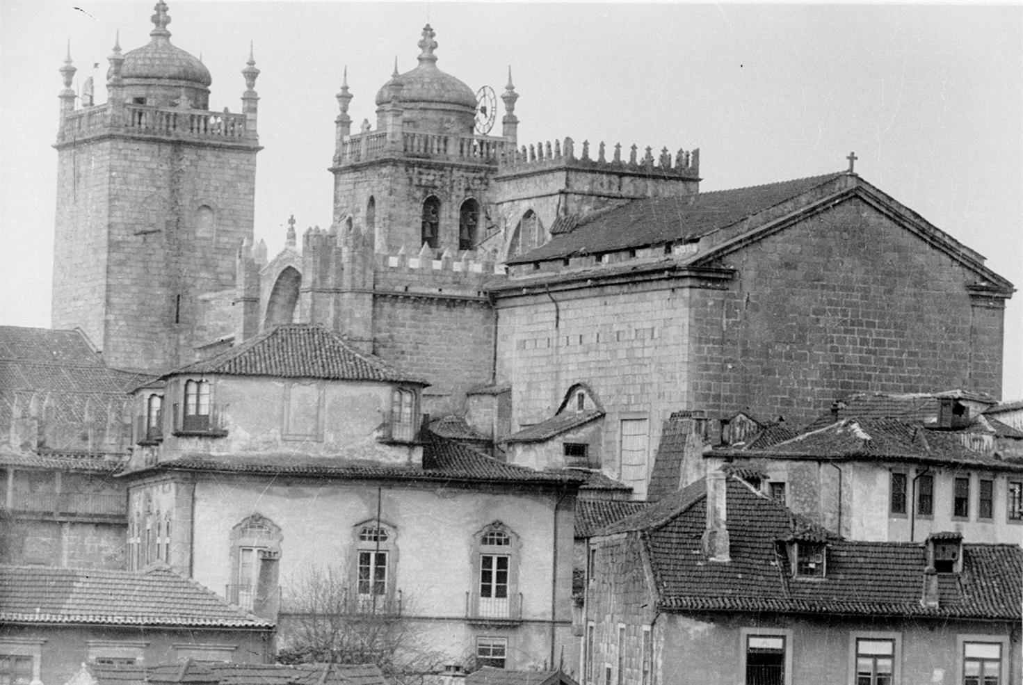 Porto : vista geral da Sé, tirada da muralha fernandina