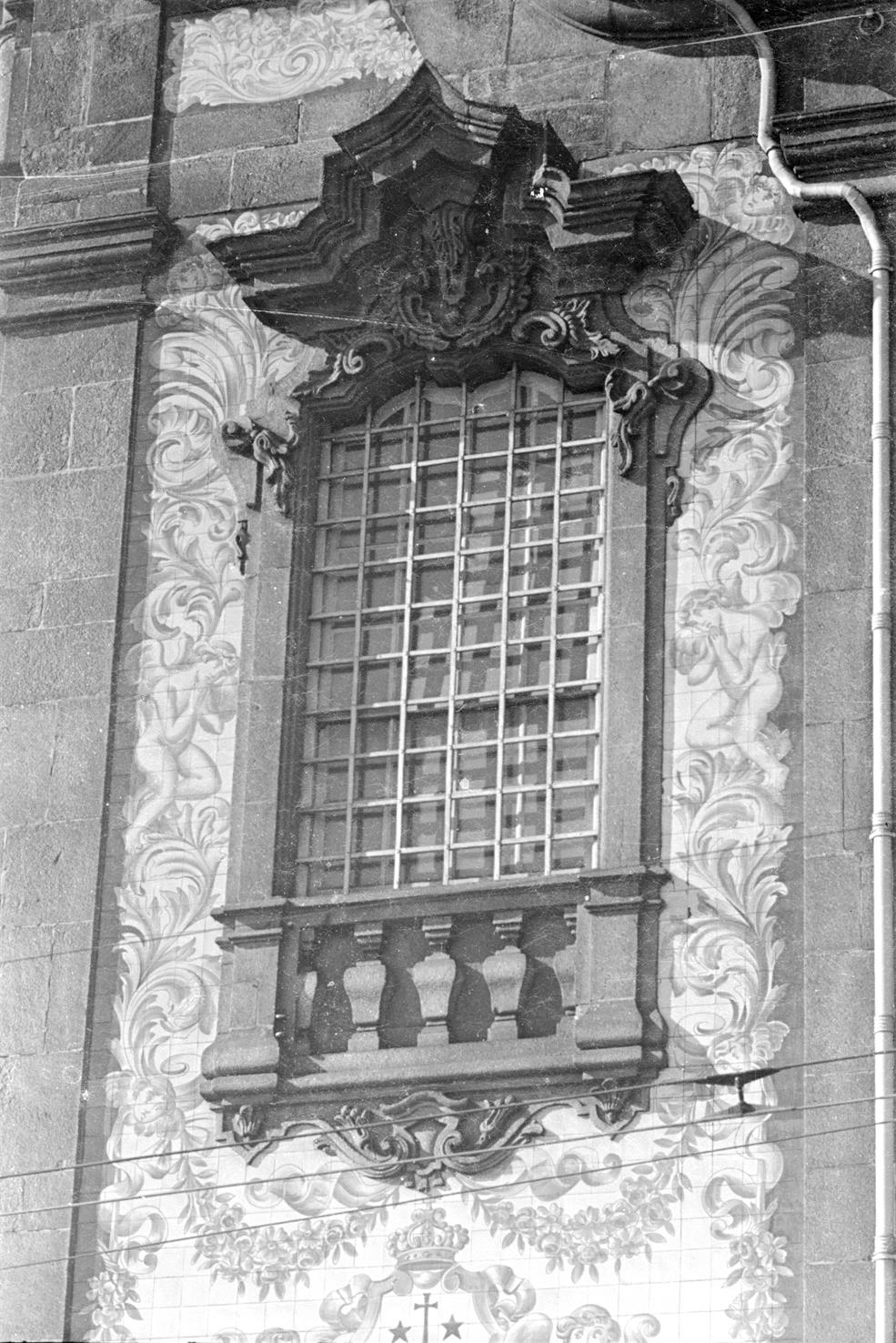 Porto : pormenor de uma janela da Igreja do Carmo
