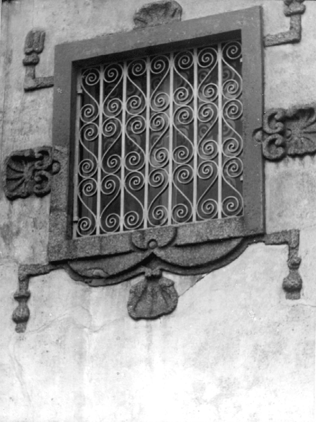 Porto : janela da casa n.º 49, da Travessa de Santa Clara