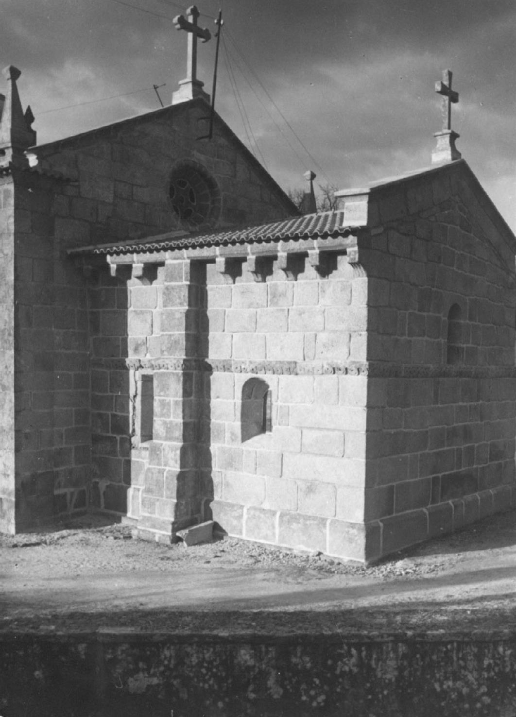 Abragão : concelho de Penafiel : vista exterior da capela-mor da igreja matriz