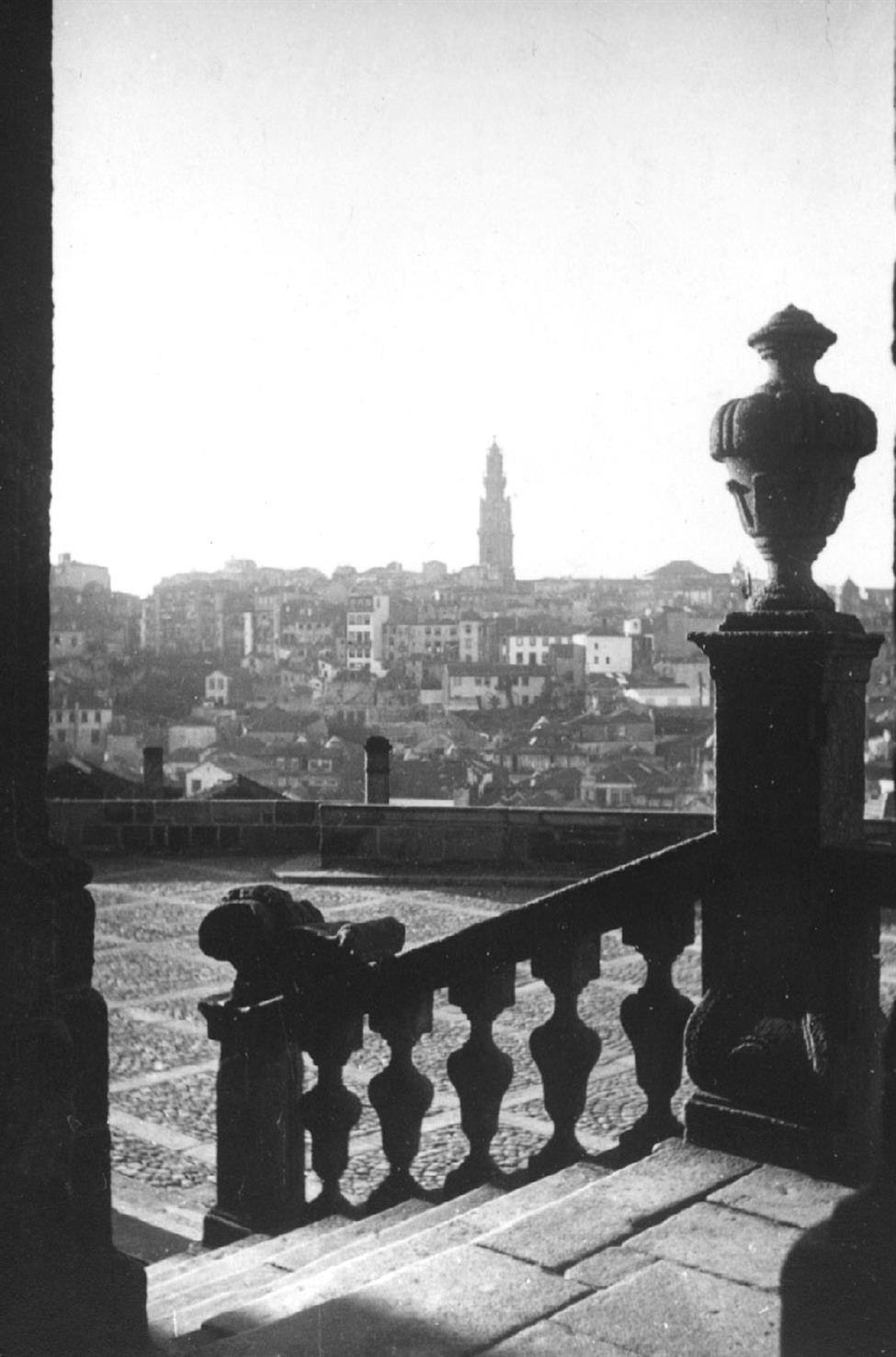 Porto : Torre dos Clérigos vista da galilé da Sé