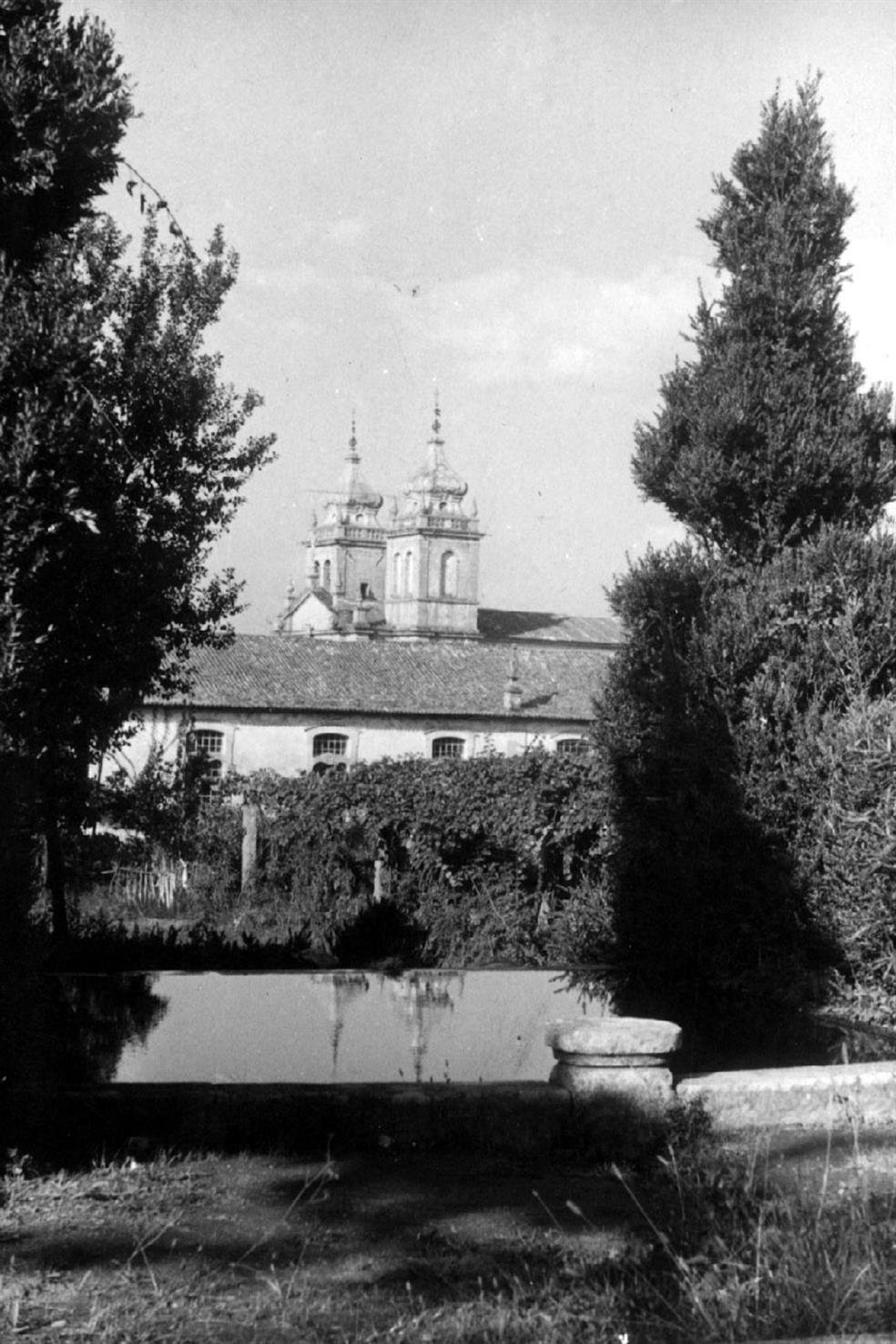 [Mire de Tibães : concelho de Braga : Igreja e Mosteiro de Tibães, vistos da cerca]