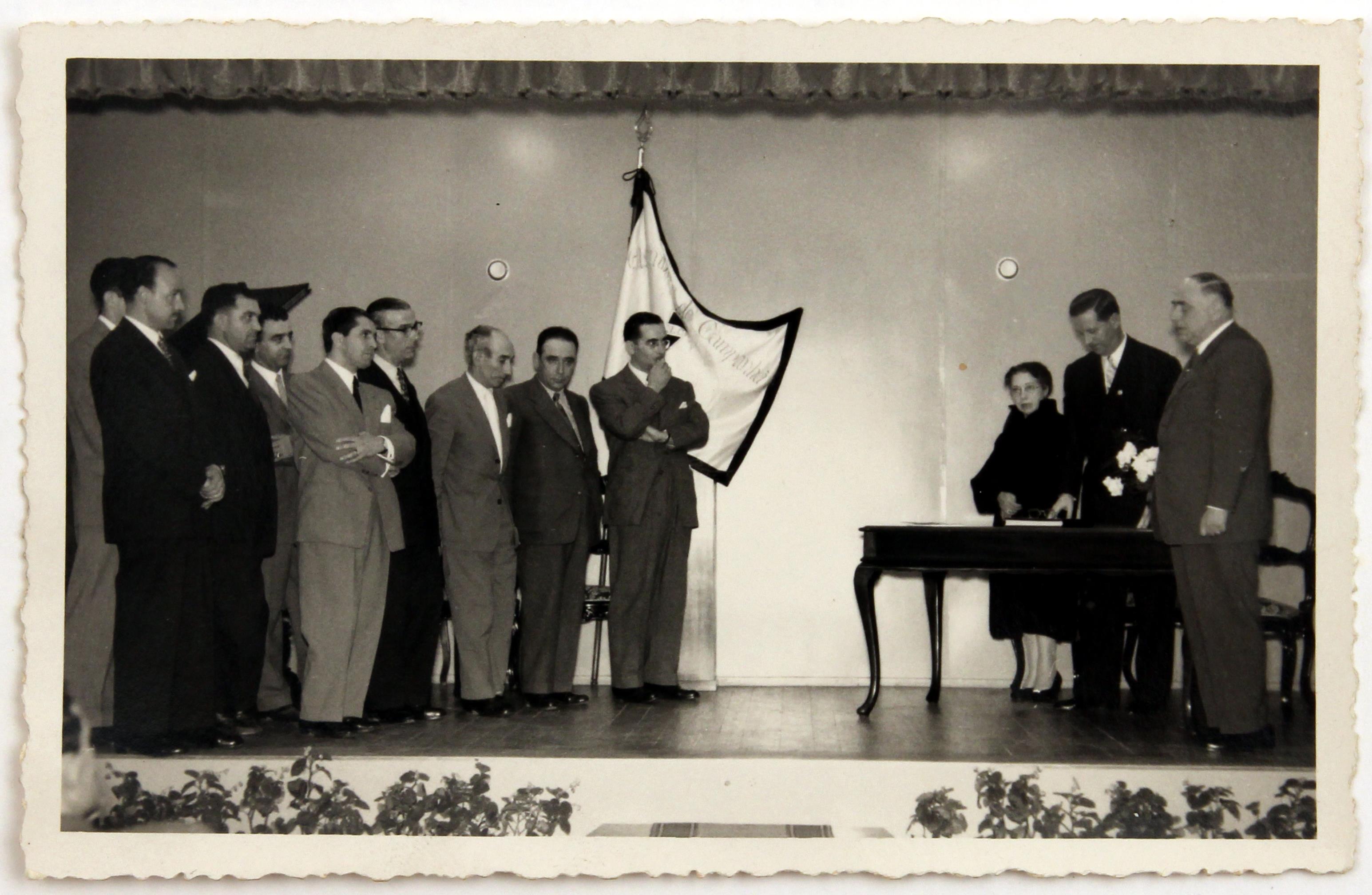 Cruz Caldas e a poetisa Ludovina Frias de Matos : [Cruz Caldas e Ludovina Frias de Matos na Assembleia de Campanhã : fotografia]