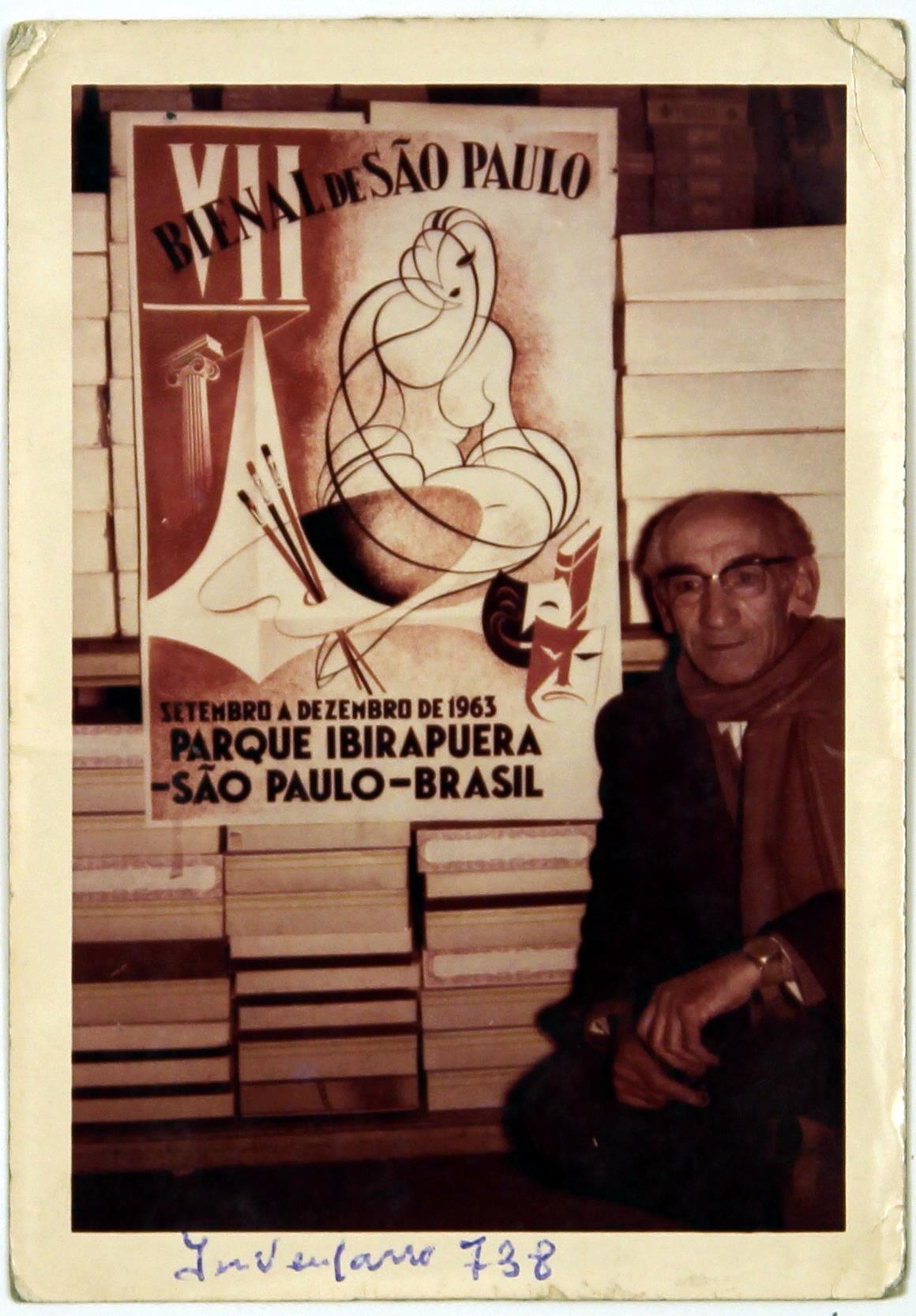 António Cruz Caldas ao lado do cartaz publicitário da VII Bienal de São Paulo