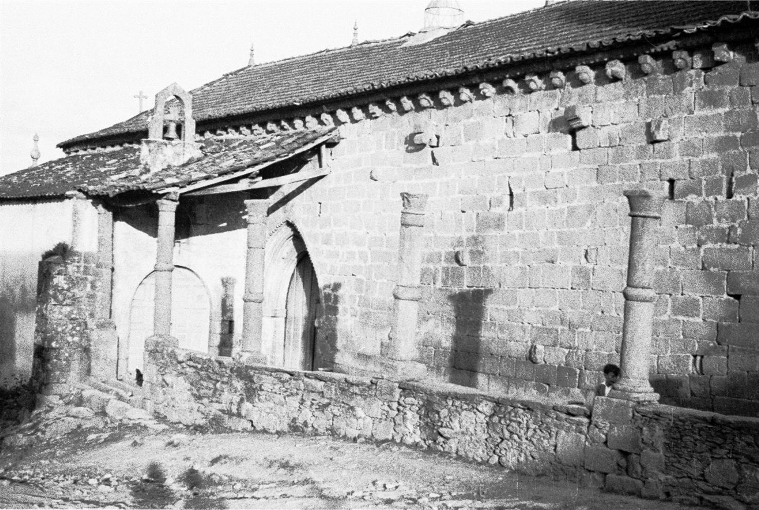 Azinhoso : concelho de Mogadouro : fachada lateral norte da igreja matriz