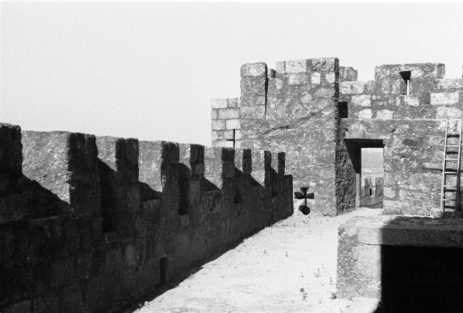 Vila da Feira : pormenor da muralha do castelo