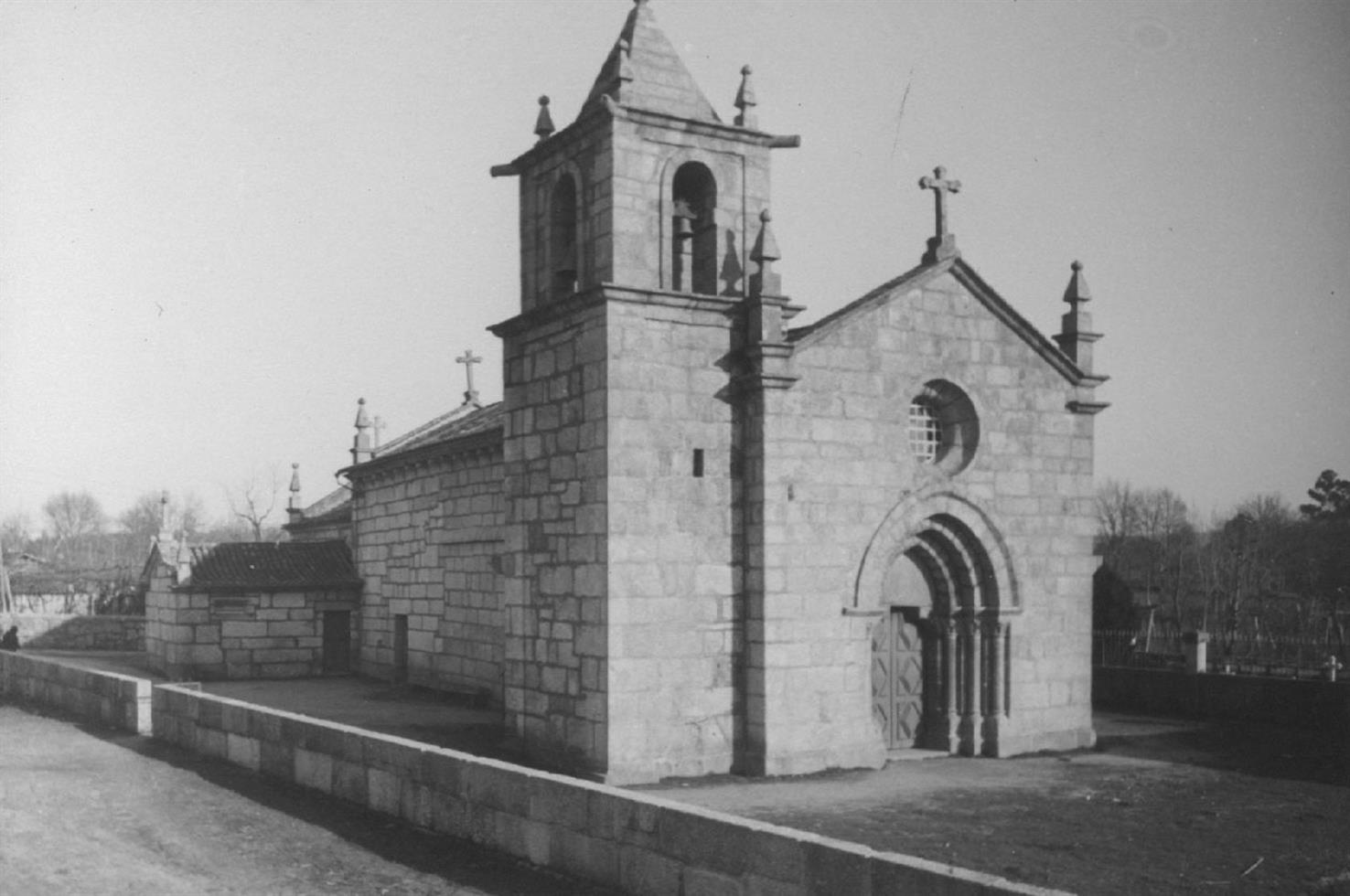 Aveleda : concelho de Lousada : vista geral da igreja matriz