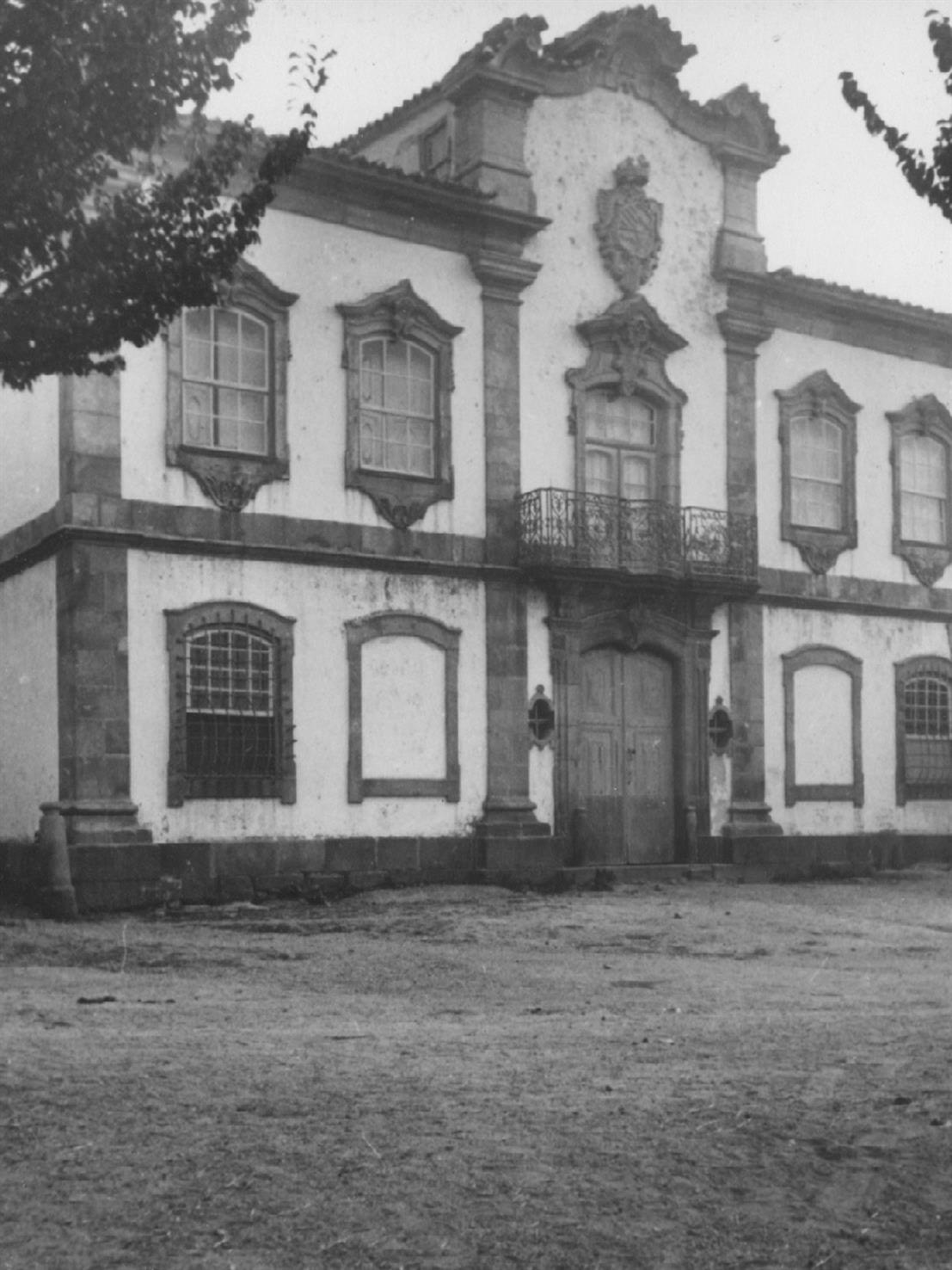 Lajeosa do Mondego : concelho de Celorico da Beira : uma casa brasonada