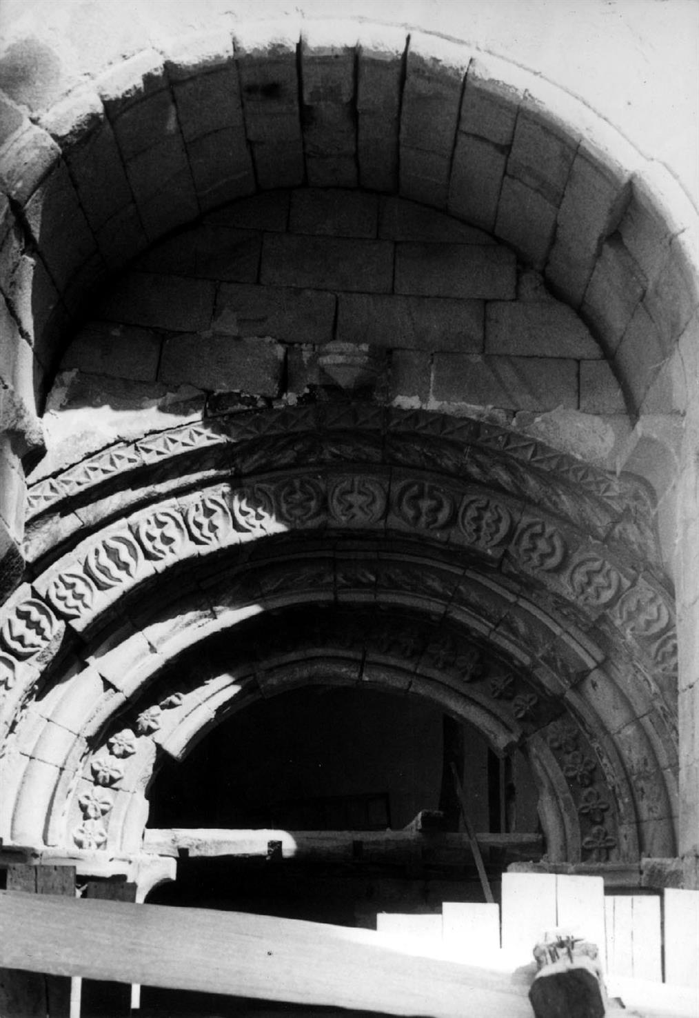 Chaves : porta românica, em restauro da igreja matriz