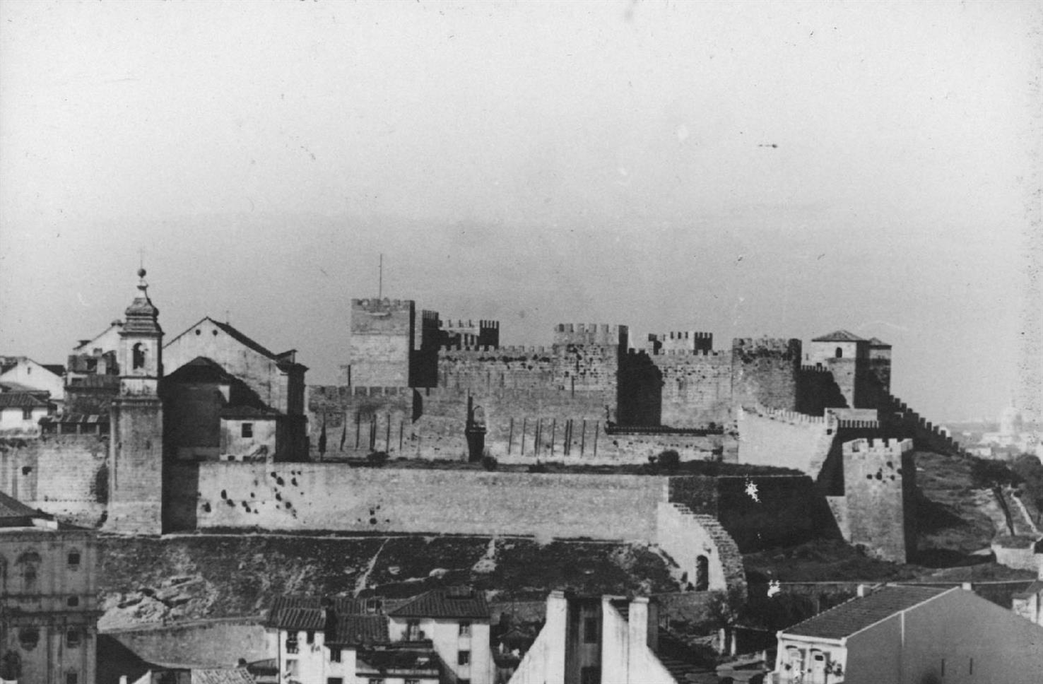 Lisboa : Castelo de São Jorge visto dos telhados de São Vicente de Fora